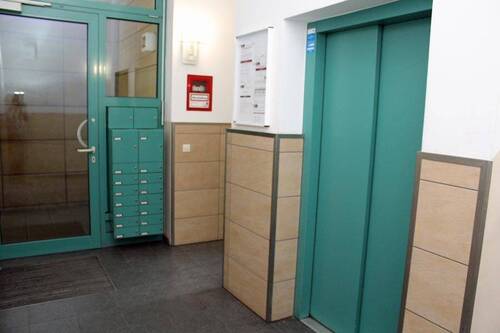 Treppenhaus mit Lift - 2 Zimmer Etagenwohnung zur Miete in Dresden
