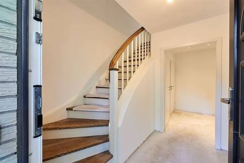 Eingangsbereich - Treppenaufgang - Einfamilienhaus mit 143,00 m² in Berlin zum Kaufen