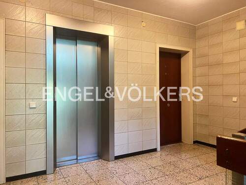 Fahrstuhl zu den Kellerräumen, zum Schwimmbad und Sauna und zur Tiefgarage - 