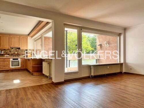 ca. 25m² großes Wohnzimmer mit überdachter Eckloggia - 3 Zimmer Etagenwohnung in Hamburg