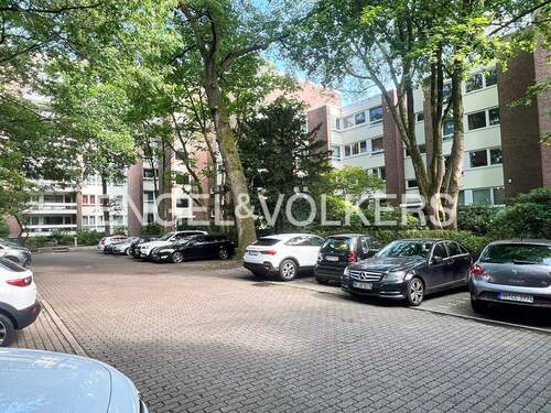 reservierte Privatparkplätze vor dem Hauseingang - 