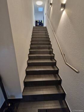 Treppenaufgang - 4 Zimmer Büro zur Miete in Rastede/ Wahnbek