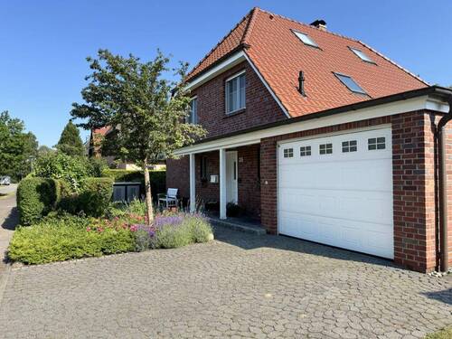 Hausansicht mit Garage - 5 Zimmer Einfamilienhaus zum Kaufen in Dierhagen