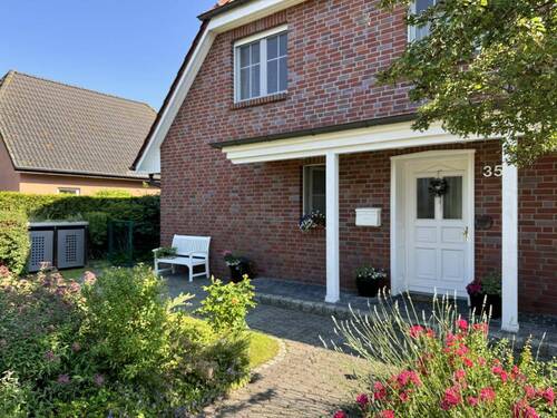 Hausansicht mit Eingang - 5 Zimmer Einfamilienhaus in Dierhagen