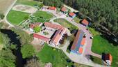 Luftansicht - Tradition trifft Geschäft: Vollbetriebener Hof mit Hotel, Reitstall & Bauland am Fluss nahe Posen