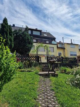 Blick vom Garten auf das Haus - Mehrfamilienhaus, Wohnhaus mit 180,00 m&sup2; in Neunkirchen zum Kaufen