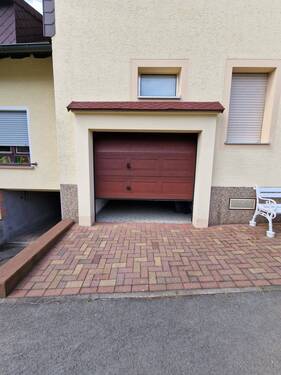 Garage und Stellfläche - 