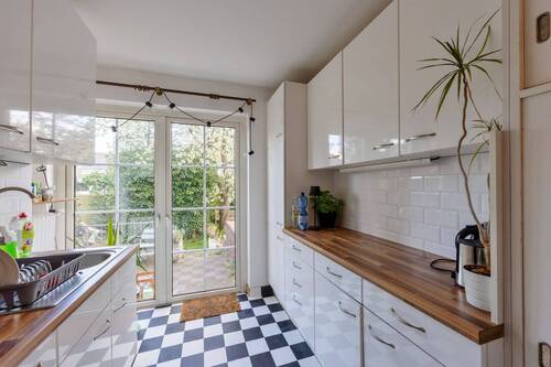 Küche mit Ausgang zum Garten - 