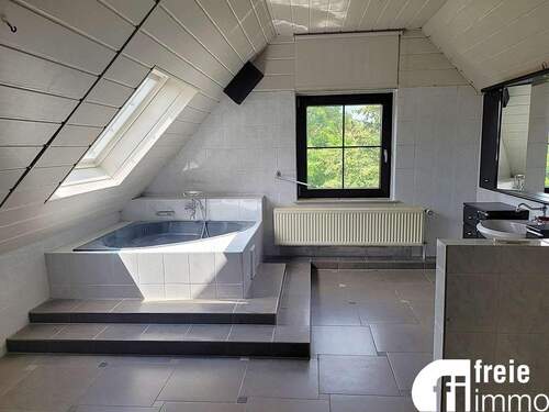 Bad mit Wanne und WC - 