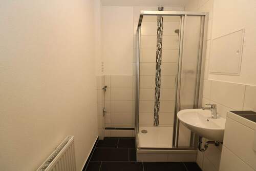 Bad mit Dusche - Auch ohne Badekappe Duschspaß garantiert...3-RW mit Dusche u. Balkon!!!