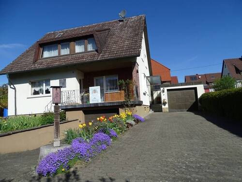 Einfahrt - 5 Zimmer Einfamilienhaus zum Kaufen in Tuningen