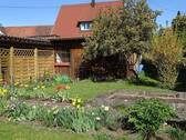 Gartenhaus mit überdachtem Freisitz - 