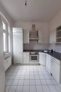 Küche - Großzügige 3-Zimmer mit Laminat, EBK, Wannenbad mit Fenster und Balkon in zentraler Lage