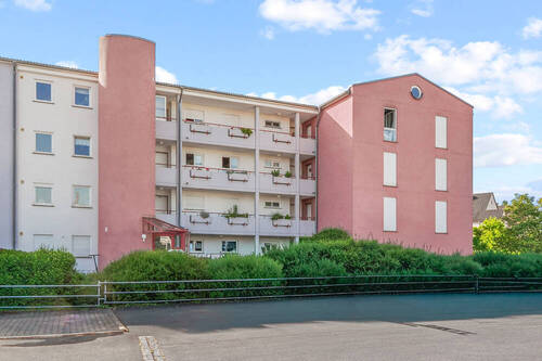 Mehrfamilienhaus mit Grünanlage - Sonnige 3,5-Zimmer-Wohnung mit Südwest-Balkon und 2 TG-Stellplätzen in Friedrichshafen