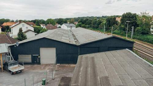 Hallen - Zentrale Lagerhalle mit Rolltor - ideal für Gewerbe!