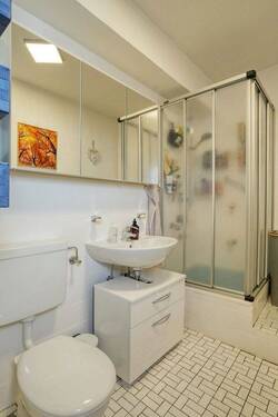 Bad mit Dusche - 