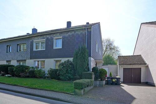 Hausansicht Vorderseite - 8 Zimmer Doppelhaushälfte in Bochum