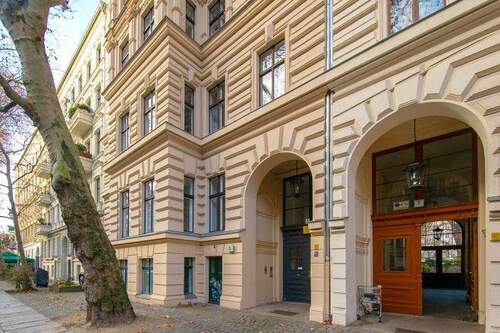 die einheit von aussn - Husemannstraße am Kollwitzplatz: bezugsfreie Verkaufsräume im Vorderhaus in schönem Altbau