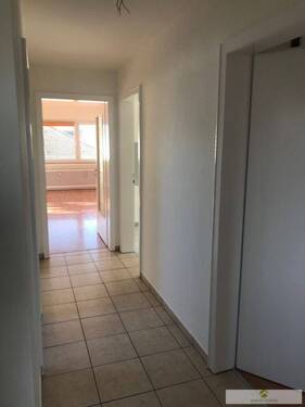 Zentraler Flur zur Dachgeschoss-Wohnung - 