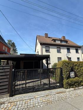 Hausansicht - Doppelhaushälfte mit großer Garage, Carport, Wa, Du. und sonnigem Grundstück am Stadtrand