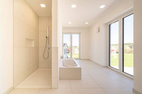 großes Bad mit Wanne und Dusche - 