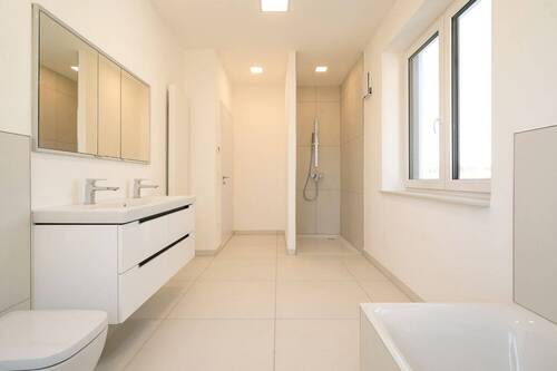 ELW: Bad mit Wanne und Dusche - 