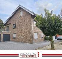Attraktives Zweifamilienhaus mit angrenzender Doppelhaushälfte, Stellplatz und zwei Garagen - Geilenkirchen / Waurichen