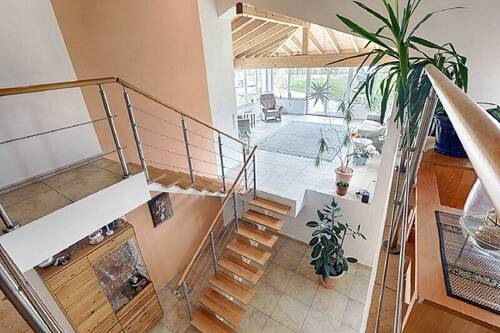 12_Treppenaufgang mit Sicht zum Wohnzimmer - 