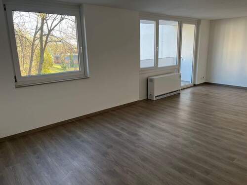 Großer Wohn-/Essbereich mit Zugang zum Balkon - 2 ZW mit Balkon im 2. OG (Aufzug) mit modernem Tageslichtbad in einem gepflegten Mehrfamilienhaus in Stein-Deutenbach