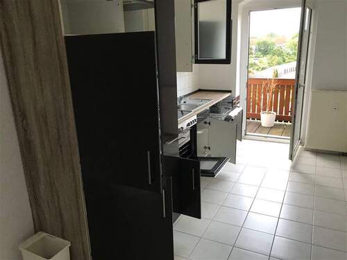Küche mit ZUgang zum Balkon - 1 Zimmer Etagenwohnung in Zwickau