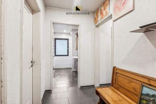 Flur - 9 Zimmer Mehrfamilienhaus, Wohnhaus zum Kaufen in Cleebronn