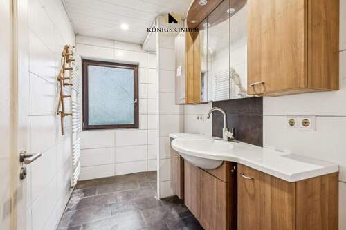 Helle Tageslichtbäder mit komfortabler Handtuchheizung - Mehrfamilienhaus, Wohnhaus mit 181,00 m&sup2; in Cleebronn zum Kaufen