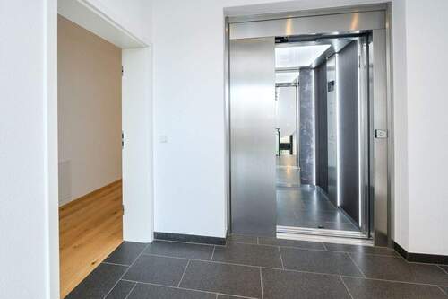 Moderne Aufzugsanlage - 