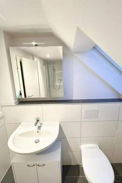 Modernes Bad mit WC - Etagenwohnung mit 60,00 m&sup2; in Wallenfels zur Miete