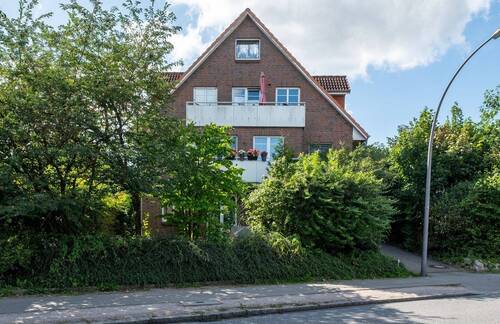 Vordere Hausansicht - Vermietete 2-Zimmer-Wohnung mit Südterrasse und Tiefgaragenstellplatz