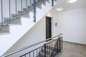 Treppenhaus mit Aufzug - 