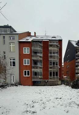 Hausansicht hinten mit Garten - 2 Zimmer Etagenwohnung zur Miete in Kiel