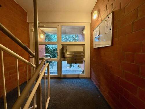 Hauseingang bzw. Treppenhaus - Etagenwohnung mit 49,90 m&sup2; in Kiel zur Miete
