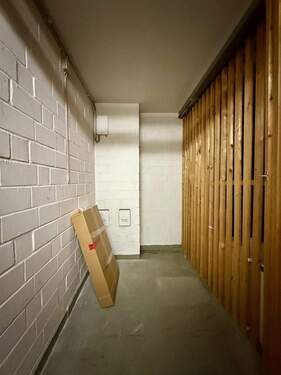 Keller mit Licht und Strom - 