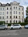 Hausansicht - Helle und vermietete Maisonette DG 2-Zi. mit Balkon, Aufzug, Laminat, Wanne und Dusche in Bestlage *