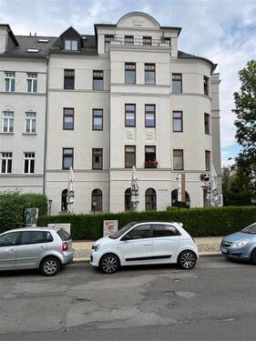 Hausansicht - Helle und vermietete Maisonette DG 2-Zi. mit Balkon, Aufzug, Laminat, Wanne und Dusche in Bestlage *