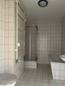 gefliestes Bad mit Wanne und Dusche - 