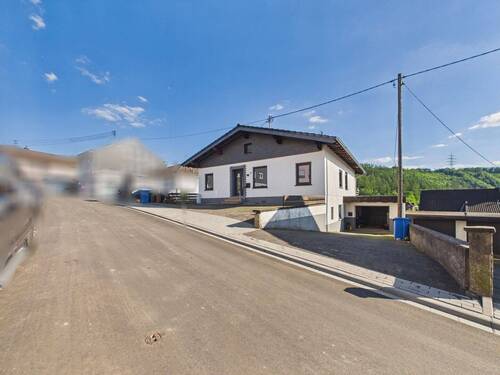 Frontansicht mit Garage - 5 Zimmer Einfamilienhaus zum Kaufen in Scheuerfeld
