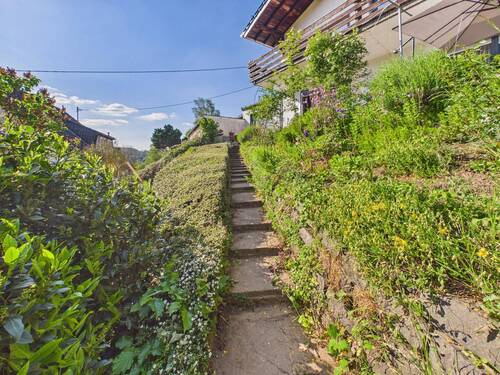 Stück vom Garten - 5 Zimmer Einfamilienhaus in Scheuerfeld