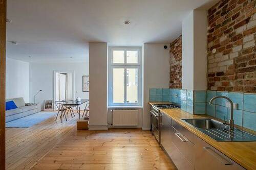 Küche und Wohnbereich - Zauberhafte 2-Zimmer-Wohnung nahe Boxhagener Platz