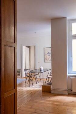 Blick von der Küche zum Wohn- und Schlafzimmer - Etagenwohnung mit 67,00 m² in Berlin zum Kaufen