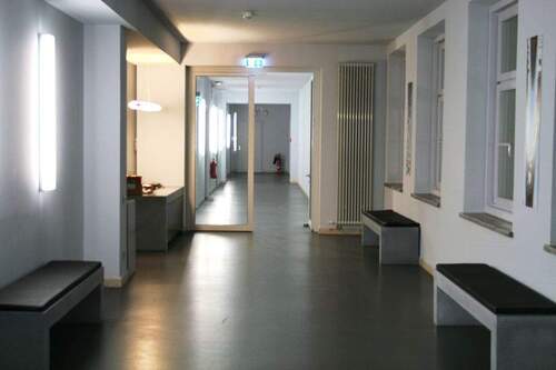 Großzügiger Flur- und Empfangsbereich zu den Einzelbüros - Büro in München