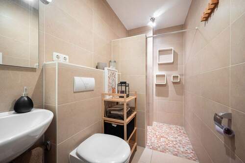 Bad mit großformatigen Fliesen - 