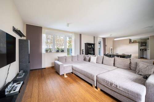 großzügiges Wohnzimmer - 