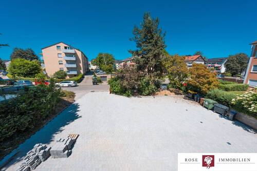 Hof mit Stellplätze - 